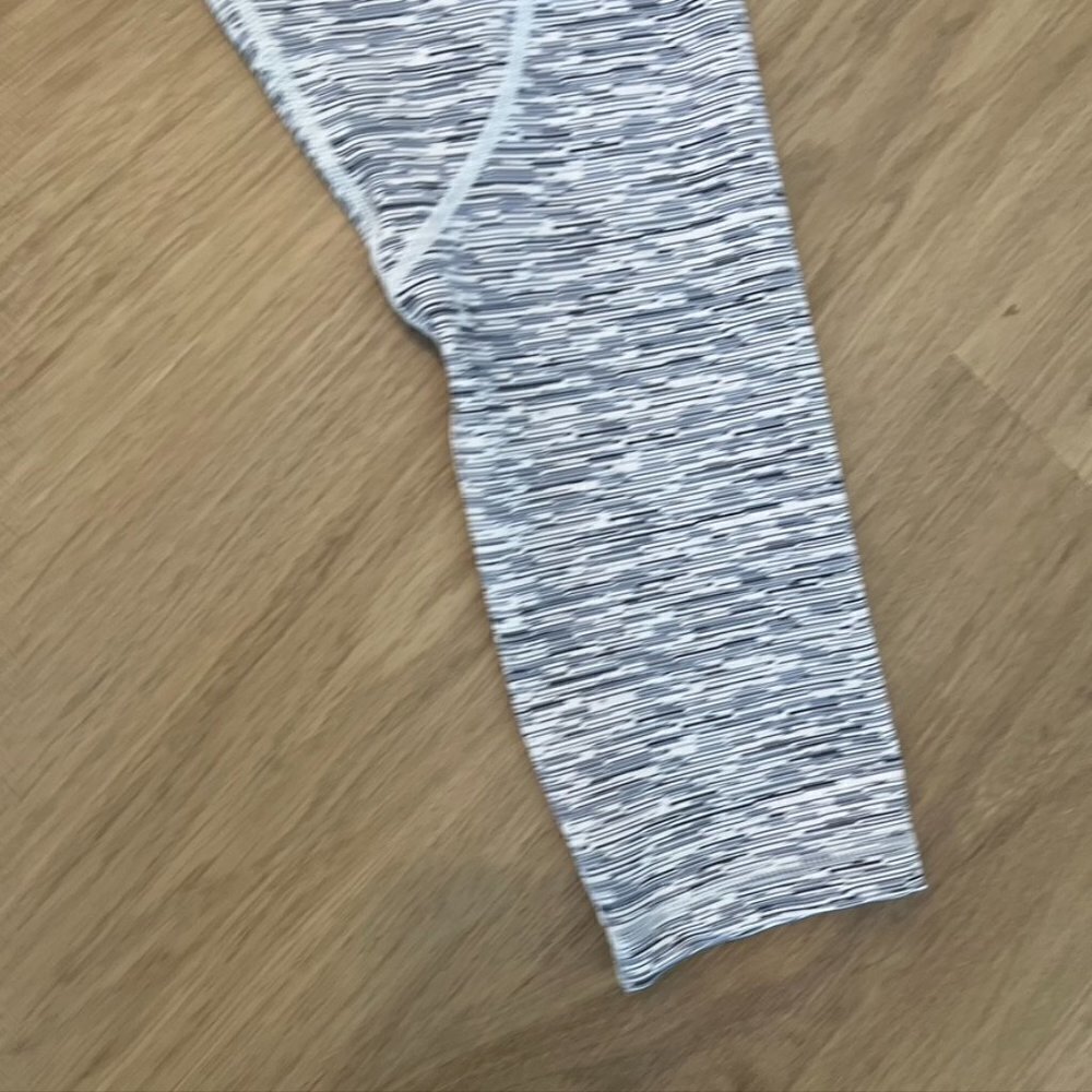 ** Zyia Leggings Womens 4 Gray Active Level Light n Tight Capri Cropped Pockets - Picture 3 of 11
